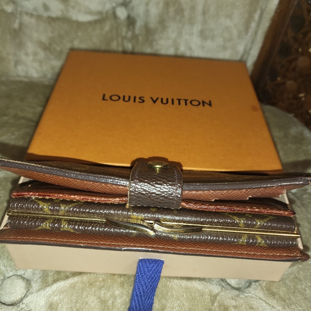 Authentic vintage Louis Vuitton small monogram kisslock compact wallet - Picture 2 of 7
